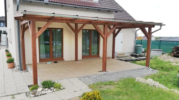 Pultová pergola s plným bronzovým polykarbonátem