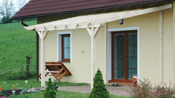 Pultová pergola ke zdi bez zastřešení