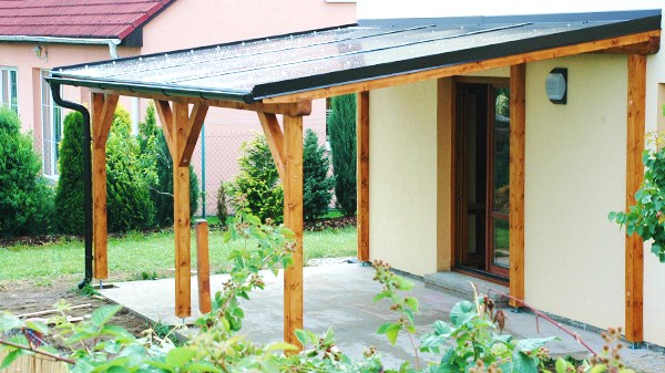 Pultová pergola s 10 mm bronzovým komůrkovým polykarbonátem